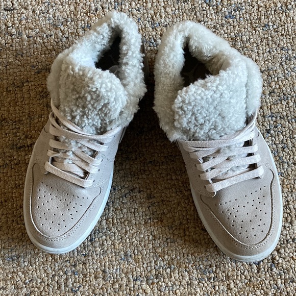 Air Jordan 1 Low SE Sherpa - Picture 2 of 8